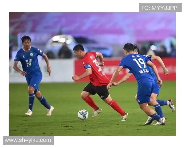 足球巨星弯腰合影时刻展现亲民风采与球场内外的独特魅力